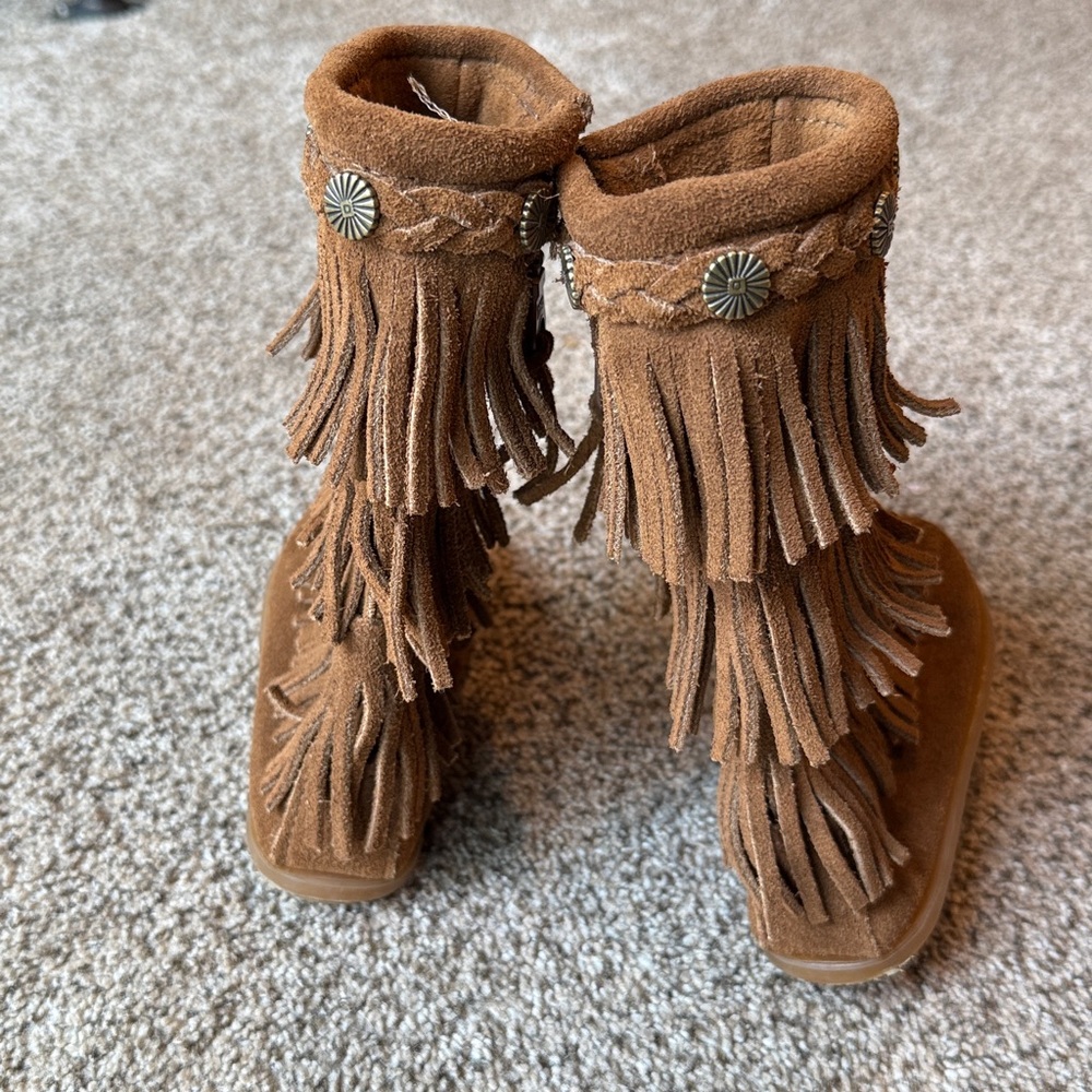 Minnetonka | Kids Tan Fringe Boots - Picture 8 of 11